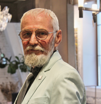 Raimonds Bartaševičs savā darbavietā interjera dizaina salonā “Trentini” Rīgas Klusajā centrā 2023. gada 11. jūlijā.