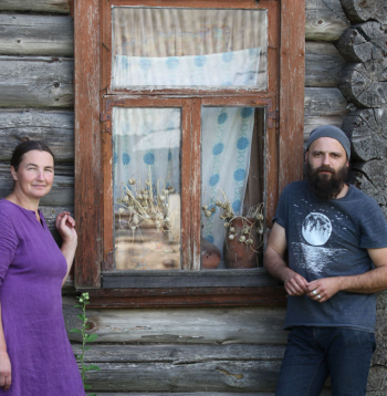 Pārcelšanās uz dzīvi pierobežā, Šķilbēnu pagasta Zeļčos bija Anneles
Slišānes sapnis. Attēlā: Annele ar dzīvesbiedru Kasparu pie vecika mājas.