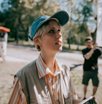 LMT komēdijseriāla "Pilna pastkaste" filmēšana Ķemeros. Marija Luīze Melķe.