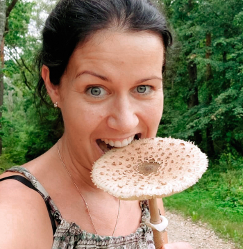 "Vienam jauninājumam vīratēva ietekmē gan esmu ļāvusies – nogaršoju un par labām atzinu saulsardzeņu karbonādes," tā Madara Briede.