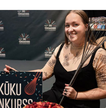 Kūku konkursa uzvarētāja Olga Frolova-Družiņina ar savu medus kūku.