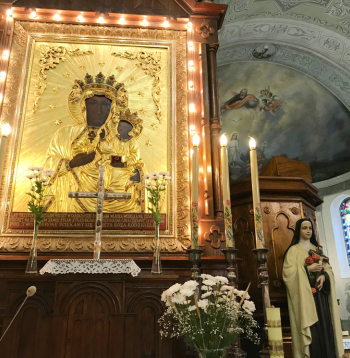 "Dievmāte no Čenstohovas" ir viens no bagātīgi rotātās Grīvas katoļu baznīcas lepnumiem.