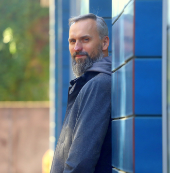 Latviešu mūziķis,  dūdu un bungu grupas “Auļi” grupas līderis dūdinieks Kaspars Bārbals.