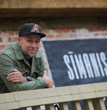 "Nav tā, ka es tās baigi meklētu, bet dzīve visu laiku piedāvā un
attopos, ka esmu atkal virpulī," par savām attiecībām ar
Kuldīgas seno ēku atjaunošanu saka uzņēmējs Artis Rozītis.
Attēlā: A. Rozītis pie viesnīcas "Sīmanis", kuras restaurācijai Būvniecības gada balvas konkurā 2022. gadā tika
piešķirta 3. vieta.