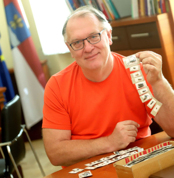 Arvīds Barševskis tikko saņēmis sūtījumu no Filipīnām: kastītē ir vairāki simti kukaiņu, tostarp vēl neatpazītas sugas.