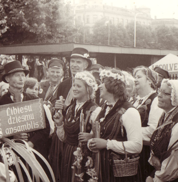 Lībiešu dziesmu ansamblis pulcējas Dziesmu svētku gājienam. 1973. gads