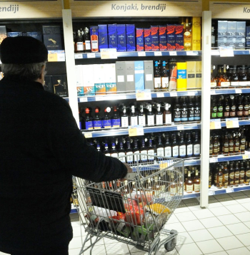 Alkohola piedāvājums un stendi veikalā. Alkohola piedāvājums un stendi veikalā.