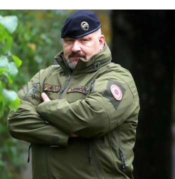 "Jābeidz mītiņi uz kauliem," Lāčplēša dienas gaidās par politizētām runām kapos karavīru piemiņas dienās savā vērtējumā ir skarbs Zemessardzes štāba virsnieks, Nacionālo bruņoto spēku majors Jānis Slaidiņš.