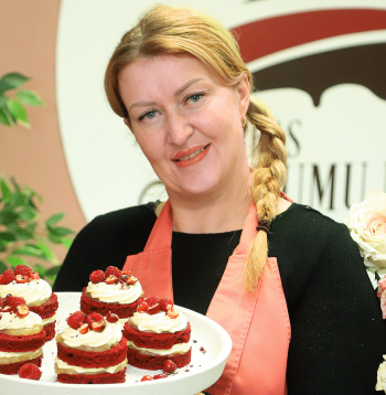 Ilze Kupča un viņas "Sarkanais samts". 
