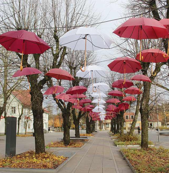 Sarkanbaltsarkano lietussargu aleja Ogrē, Brīvības ielā, ir vides instalācija, kura jau izpelnījusies tūrfirmu uzmanību un iekļauta Latvijas apceļošanas maršrutos gan valsts svētku laikā novembrī, gan maija sākumā, kad atkal no jauna tiek izstādīta.