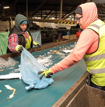 Mājsaimniecību jau sašķirotie atkritumi vēlreiz tiek šķiroti "Eco Baltia vide" savākšanas centrā. Tur no tiem atšķiro 20–25% nepārstrādājamo materiālu, kurus sagatavo izmantošanai par kurināmo.