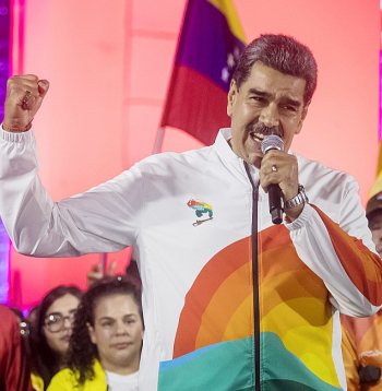 Venecuēlas autoritārais prezidents Nikolass Maduro svētdien svinību laikā pēc referenduma rezultātu izsludināšanas. "Tā ir absolūta mūsu valsts, mūsu demokrātijas uzvara," Karakasā paziņoja Venecuēlas kreisais prezidents.