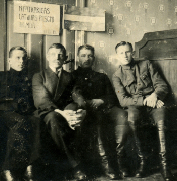 Oskars Kalpaks (centrā) kopā ar brāļiem Rubuļiem. Rīga, 1918. gada beigas.