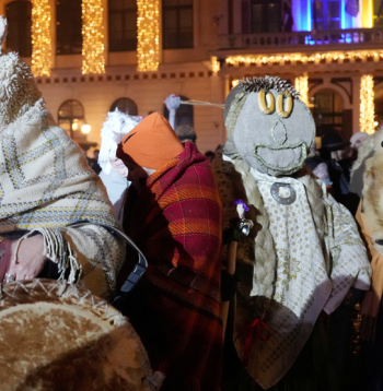 Kad pirmajā vakarā svētki sagaidīti ģimenes
lokā un paveiktas nopietnākās rituālās darbības, divas pārējās
dienas var veltīt līksmiem masku gājieniem ciemos pie tiem, kam vēlam svētību.