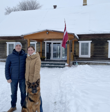 Iegādāties labu īpašumu Līvānu novadā neesot viegli, tomēr Līgai un Ramisam Aļijeviem ar "Priedulājiem" esot paveicies. Attēlā: Saimnieki savā sētā kopā ar mājas sargu.