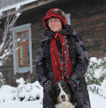 Pēc pārbūves Kaktinieku ģimenes māja ieguvusi jaunus vaibstus ar kokgriezumiem logu apmalēs un kļuvusi plašāka. attēlā - Anastasija Kaktiniece ar mājas sargu.