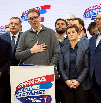Serbijas prezidents Aleksandrs Vučičs pēc parlamenta vēlēšanās nobalsojušo aptauju publiskošanas Serbijas Progresīvās partijas galvenajā mītnē Belgradā svētdien uzrunāja atbalstītājus.