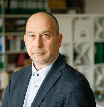 Biedrības "Zemnieku saeima" valdes priekšsēdētājs Juris Lazdiņš: "Gan Covid-19 krīze, gan karadarbība Ukrainā lauksaimiecības nozarei devušas spēcīgus pārmaiņu impulsus – no vienas puses strauji pieaugušas dažādu izejvielu un degvielas cenas, bet no otras – kritušās produkcijas pārdošanas cenas. Skaidrs, ka ir jārīkojas un visiem jākļūst efektīvākiem. Kā to panākt? Ir tikai daži ceļi – izmantot jaunākās zinātnes atziņas, jaunākās šķirnes un jaunākās tehnoloģijas."