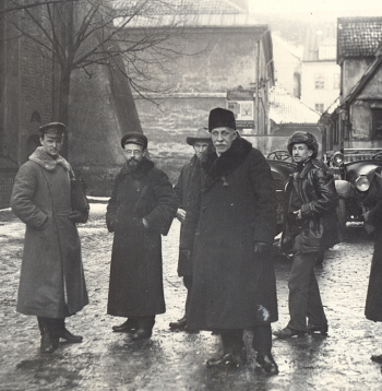 Padomju Latvijas valdības locekļi. Centrā – Pēteris Stučka. Rīga (pie tag. Saeimas ēkas), 1919. gada janvāris.