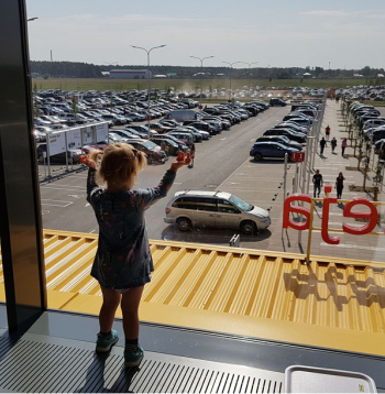 Automašīnu pieplūdums IKEA atklāšanas dienā – tās tika novirzītas pat Dreiliņu pļavās, vietā, kur šobrīd slejas lielveikals "Sāga", 2018.