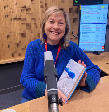Nora Ikstena. Viesojoties Latvijas Radio raidījumā "Kultūras rondo".