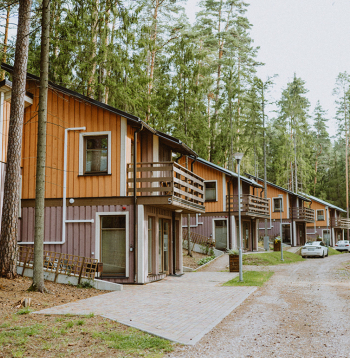Visas mājiņas ir labiekārtotas pilnvērtīgai atpūtai un uzņem viesus visu gadu. 