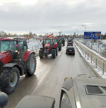 "Jābrauc raitāk, policija ziņo, ka fūres un tālbraucēji nervozē!" šāda un līdzīga sarakste raisījās protestētāju saziņas līdzekļos. Bija arī tādas pašu atziņas, ka "braukājam te pa krūmiem, vajadzēja uzreiz uz Rīgu".
