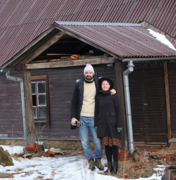 Ievērojamās
Mikenu dzimtas memoriālā māja "Skārdupītes" vēl gaida
lielākas pārmaiņas, taču jauns jumts un remontam sagatavotas iekštelpas arī ir labs sākums, spriež īpašnieki Santa un Ričards Šmiti.