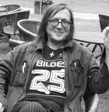 JURIS KULAKOVS (1958–2024). Pēc Jura Kulakova paliek viņa mūzika – gan nepieradināti dauzonīga un skarba kā “Balāde par gulbi” vai   “Baletomānija”, gan
arī apcerīgi liriska kā “Pie baltas lapas”, izspēlēta un
izdzīvota neskaitāmos viņa dibinātās leģendārās grupas
“Pērkons” koncertos visā Latvijā un ārpus tās.