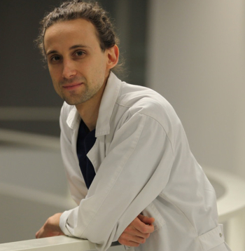 Ārsts
Kārlis
Rācenis – mūsu valstī viens
no gados jaunākajiem medicīnas zinātņu doktoriem. Attēlā: Kārlis Rācenis savā darba vietā – Paula Stradiņa Klīniskās universitātes slimnīcā –, kur viņa ikdiena paiet nefrologa amatā Nefroloģijas centrā.