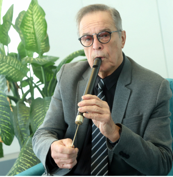 Viens no aktiera vaļaspriekiem ir mūzikas instrumentu kolekcionēšana.
Attēlā: šo blokflautu Ivars Kalniņš paturējis piemiņai, kad Dailes teātris pārvācies uz jauno ēku.