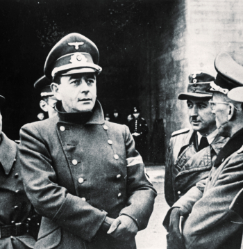 Pie Atlantijas vaļņa 1943. gadā. 2865 km garā nocietinājumu mūra celtniecību un ieroču izvietojuma tīkla būvniecību pārraudzīja Hitlera galvenais arhitekts Alberts Špērs.