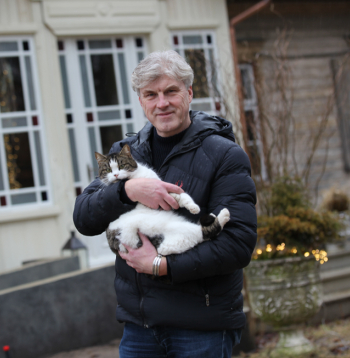 Lantes muižas īpašnieks Andis Pikāns ar Baronu, omulīgu un izskatīgu runci, kuram veltīts pat mākslas darbs.