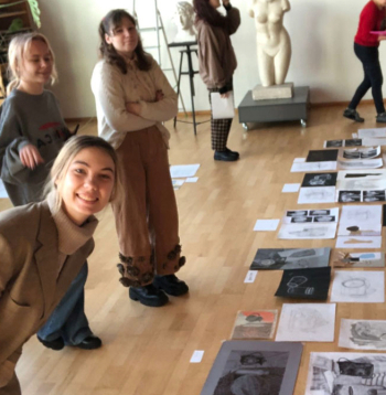 RTU apģērba dizaina programmā studiju process ir tiešām aizraujošs. Liene Trēde skaidro, ka iegūtās zināšanas ir pat ļoti vērtīgas.
