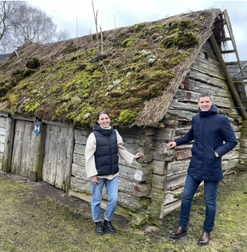 Sētsvidū ar kultūras pieminekļa zīmi pie stenderes stāv senā klētiņa. Marekam un Ievai nāksies krietni palauzīt galvu, kā to atjaunot.