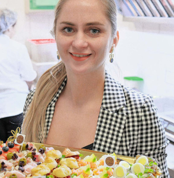 Veronika Bogdanova cenšas, lai uzkodas garšotu visiem.