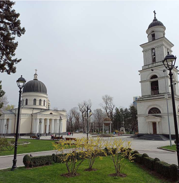 1836. gadā celtā pareizticīgo katedrāle pilsētas centrā pārstāv veco Kišiņevas arhitektūru. Pa labi – zvanu tornis, kas padomju varas gados iznīcināts, bet, sākoties "perestroikas" atkusnim – atjaunots.