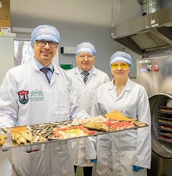 RTU Latvijas Jūras akadēmijas zinātnieki pērn radīja tehnoloģisku inovāciju – pielāgoja liofilizāciju zivju pārstrādei (saldēti, vakuumā žāvēti zivju produkti). Attēlā (no kreisās): vadošie pētnieki Jānis Baroniņš un Guntis Strautmanis un maģistrantūras studente Diāna Strautmane.
