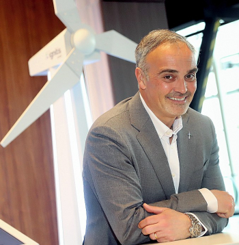 "Atjaunīgās enerģijas portfeļa izveidē Latvijā "Ignitis Renewables" līdz 2030. gadam plāno investēt aptuveni 700 miljonus eiro, īstenojot saules un vēja parku projektus ar kopējo jaudu 700 megavati. Šīs ir konservatīvas prognozes, ļoti iespējams, ka tiks izpildīti arī daudz jaudīgāki projekti," teic "Ignitis Renewables" izpilddirektors Tjerī Alenss.