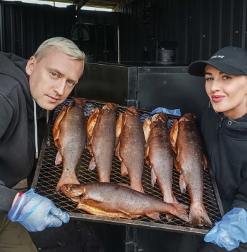 Kovida pandēmijas laikā sāktais rūpals tagad kļuvis par Mareka un Rantas hobijbiznesu. Kūpina viņi reizi mēnesī un produkciju
klientiem pieved līdz namdurvīm.