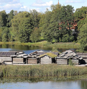 Āraišu ezerpils ir 9.–10. gadsimta seno latgaļu dzīvesvieta. Mūsdienās Latvijas arheologiem zināmas desmit uz koka klāstiem būvētas senās ezeru apmetnes no šī laikmeta.