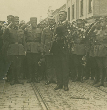 Latvijas Pagaidu valdības atgriešanās Rīgā. 1919. gada 8. jūlijs. Ceturtais no kreisās – ģenerālis D. Sīmansons, piektais – pulkvedis J. Balodis, sestais – J. Zālītis, septītais – K. Ulmanis, otrais no labās – pulkvedis J. Zemitāns.