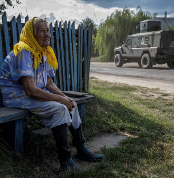 Ukrainas pierobežā 88 gadus vecā Marija noraugās uz Ukrainas armijas kolonnu. 