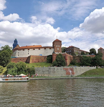 Skats uz Vāvela pilskalnu no tūristu kuģīša klāja.