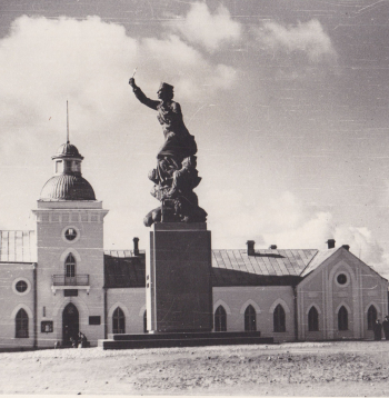 Piemineklis pilsētas valdes nama fonā, 1939. g.