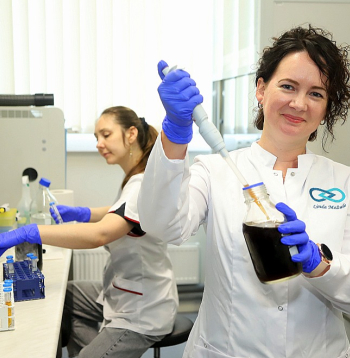 RTU Dabaszinātņu un tehnoloģiju fakultātes Ūdens sistēmu un tehnoloģiju institūta direktore, asociētā profesore Linda Mežule: "Mūsu laboratorijās iegūtie rezultāti apliecināja, ka no sadzīves notekūdeņiem visvieglāk varētu atdalīt, piemēram, celulozi, tādējādi mazāk tās ražošanā izmantojot koksni."