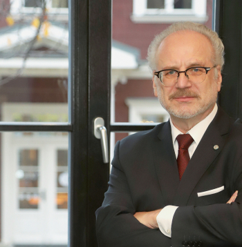 Intervijai Egilu Levitu tagad ir grūtāk sarunāt nekā prezidentūras laikā. Ikdiena viņam lielākoties paiet ārpus Latvijas – konferencēs, domnīcās un citos saietos, kur jāpiedalās ar lekcijām par starptautiskās politikas, demokrātijas un tiesību jautājumiem. Vienkāršāk sakot, apgaismojot politiskos prātus Eiropā, ASV un citur pasaulē.