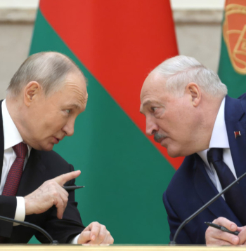 Baltkrievijas vadonis Aleksandrs Lukašenko (no labās) pēdējos gados kļuvis arvien vairāk atkarīgs no Krievijas diktatora Vladimira Putina.
Opozīcijas atbalstītāji cer, ka kādu dienu kritīs gan Putina, gan Lukašenko režīmi.