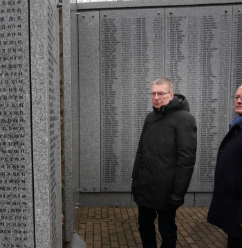 Aivars Sinka kopā ar Valsts prezidentu Edgaru Rinkēviču Lestenes Brāļu kapos aizv. gada 23.decembrī.