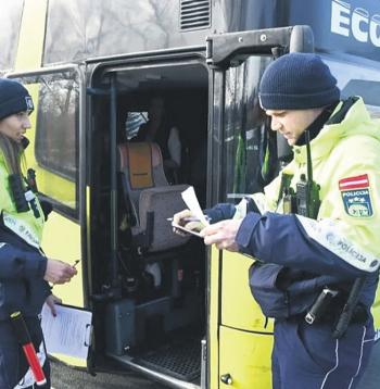 Policijas inspektori Dāvis Alksnis un Maija Sniedzāne speciālā drošības jostu pārbaudes reidā pie Bauskas.